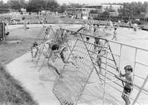 502946 Afbeelding van spelende kinderen op de bouwspeelplaats aan de Van Bijnkershoeklaan te Utrecht.